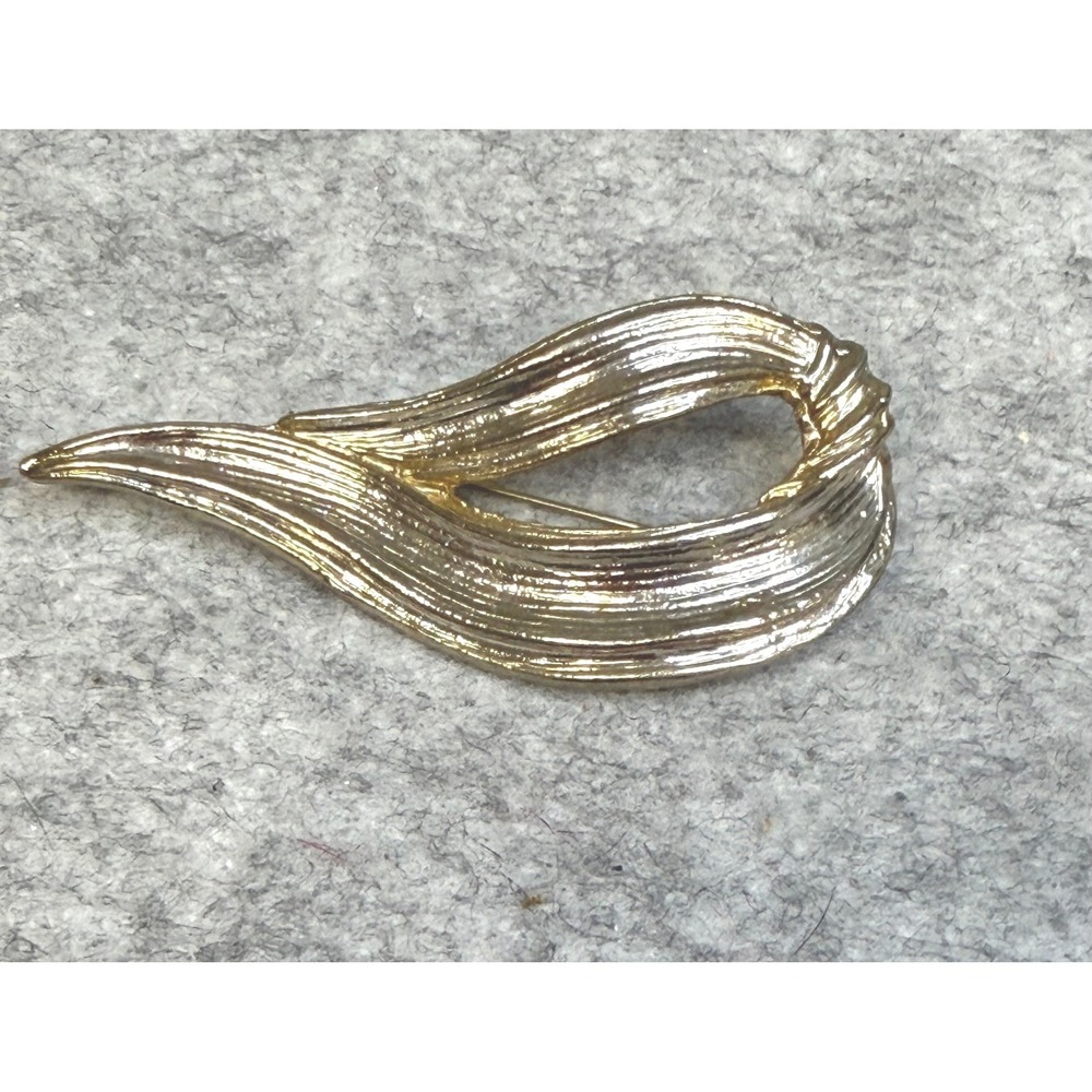 Vintage Gold Tone Textured Ribbon Swirl Brooch Pin Abstract Flame Design